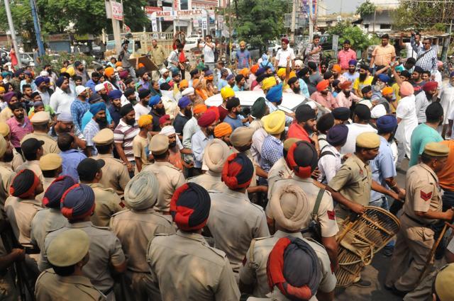 Heavy police force deployed at the Kapurthala chowk in Jalandhar on Saturday. (Pardeep Pandit/HT Photo)