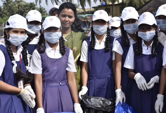 Jyoti Toraskar, a school teacher at Malvan’s Topiwalla School, says Sindhudurg’s literate population sees cleanliness as sophisticated way of life. Her Class 9 students were on a field trip to clean the local beach. (Anshuman Poyrekar/HT PHOTO)