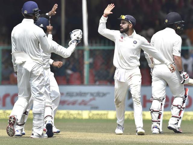 Ravindra Jadeja and captain Virat Kohli and others players celebrate the dismissal of New Zealand batsman Luke Ronchi. (Ajay Aggarwal/HT PHOTO)