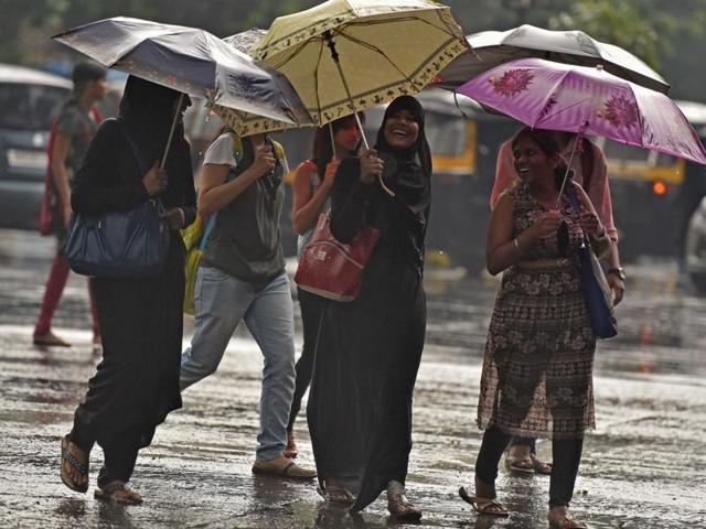 Women brave the rain at Malad on Friday.(Pratham Gokhale/HT)