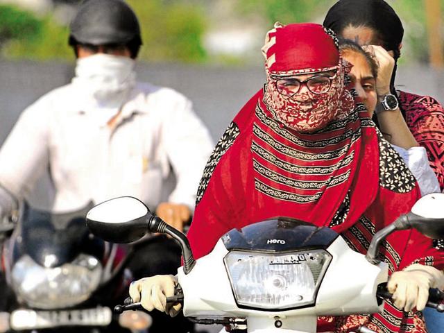 Commuters violating the new traffic rules in Patiala on Friday.(Bharat Bhushan/HT)