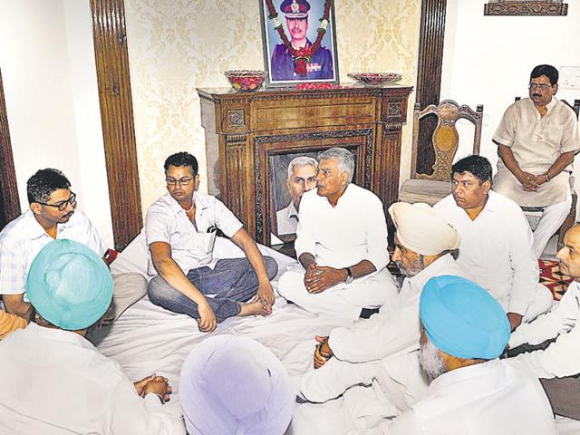 Senior Congress leader Sunil Jakhar offering his condolences at the residence of Jagdish Gagneja in Jalandhar on Friday.(Pardeep Pandit/HT Photo)