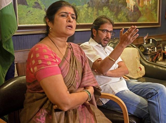 MNS leader Ameya Khopkar (right) with Shalini Thackeray during a press conferance in Dadar, Mumbai on Friday.(Pratik Chorge/ HT Photo)