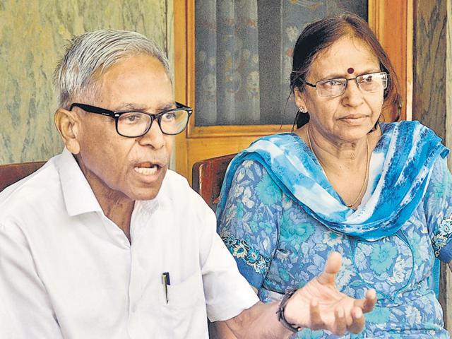 Anand Prakash and his wife Madhu Prakash, who fought for 26 years to get justice for Ruchika, in Panchkula on Friday.(Sant Arora/HT) Anand Prakash and his wife Madhu Prakash, who fought for 26 years to get justice for Ruchika, in Panchkula on Friday.(Sant Arora/HT)