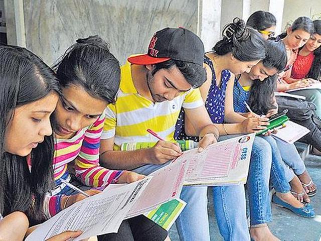 The change in the examination schedule is being introduced after a tentative schedule put up by University of Mumbai (MU) showed that FYBSc students might end up giving more than one examination a day. (Sushil Kumar/HT PHOTO) The change in the examination schedule is being introduced after a tentative schedule put up by University of Mumbai (MU) showed that FYBSc students might end up giving more than one examination a day. (Sushil Kumar/HT PHOTO)