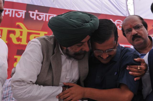 Jagmeet Brar and Arvind Kejriwal in Jalandhar on Sunday. (Pardeep Pandit/HT Photo)