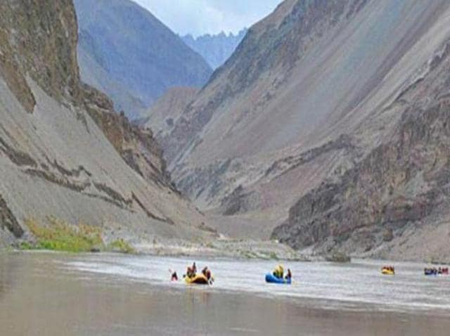 Under the treaty, the water of six river - Beas, Ravi, Sutlej, Indus, Chenab and Jhelum - was to be shared between India and Pakistan.(HT File Photo)