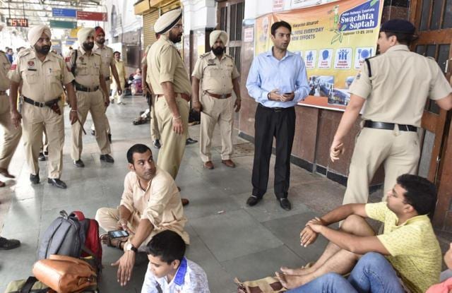 Police officers at the railway station on Sunday. (Gurpreet Singh/HT Photo) Police officers at the railway station on Sunday. (Gurpreet Singh/HT Photo)