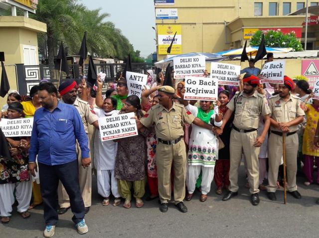 The Congress women workers, about 50 in number, raised black flags and raised “Kerjiwal go back” slogans outside the Victoria Palace in Jalandhar.(Pardeep Pandit/HT Photo)