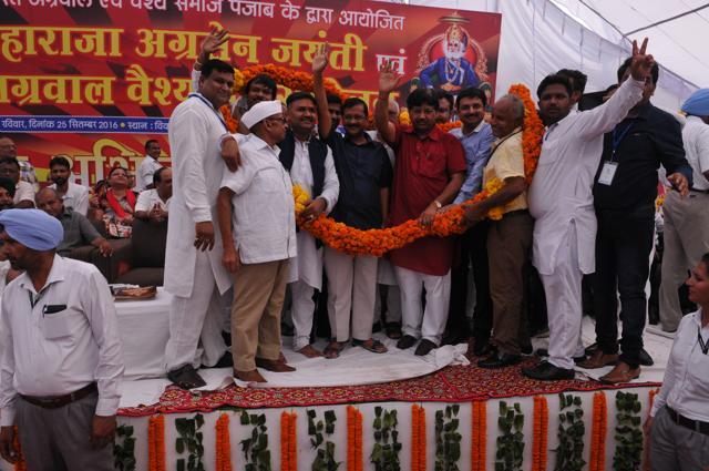 Kejriwal being felicitated in Jalandhar on Sunday. (Pardeep Pandit/HT Photo)