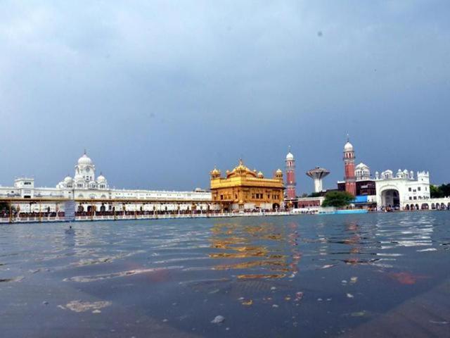 SGPC chief Avtar Singh Makkar appealed to the Quebec court to reconsider its judgment as Sikhs attach a great deal of sentimental value to their turbans(HT File)