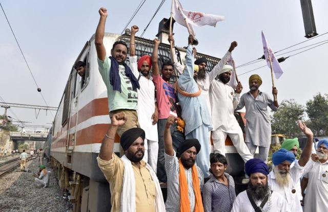 Farmers halted trains at the Manawala railway station. (Gurpreet Singh/HT Photo) Farmers halted trains at the Manawala railway station. (Gurpreet Singh/HT Photo)