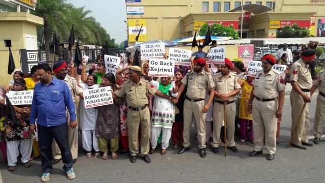 Mahila Congress workers protesting in Jalandhar on Sunday. (Pardeep Pandit/HT Photo)