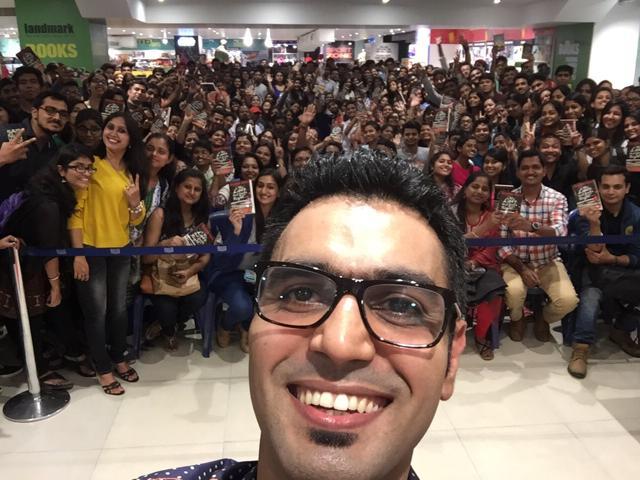 Ravinder Singh takes a selfie with fans. (Ravinder Singh/Twitter) Ravinder Singh takes a selfie with fans. (Ravinder Singh/Twitter)