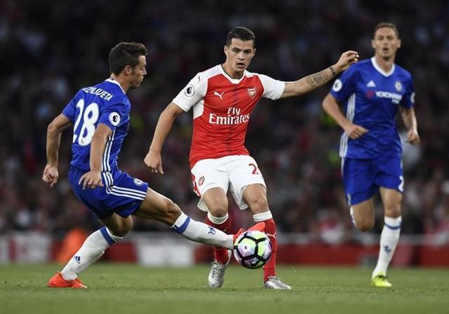 Chelsea's Cesar Azpilicueta in action with Arsenal's Granit Xhaka. (Reuters Photo) Chelsea's Cesar Azpilicueta in action with Arsenal's Granit Xhaka. (Reuters Photo)