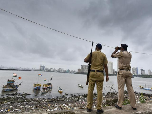 Police keep a lookout along the Mumbai coast in Colaba, after a high alert was issued on September 23, 2016.(Kunal Patil/ HT Photo)