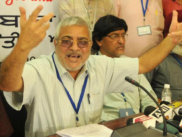 Dr Dharamvira Gandhi addressing media during a press conference in Chandigarh on Sunday.(Anil Dayal/HT Photo) Dr Dharamvira Gandhi addressing media during a press conference in Chandigarh on Sunday.(Anil Dayal/HT Photo)