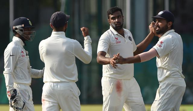 Indias Ravichandran Ashwin (2R) celebrates the wicket of New Zealands captain Kane Williamson with Wriddhiman Saha, (L), captain Virat Kohli (2L) and Murali Vijay. (AFP Photo) Indias Ravichandran Ashwin (2R) celebrates the wicket of New Zealands captain Kane Williamson with Wriddhiman Saha, (L), captain Virat Kohli (2L) and Murali Vijay. (AFP Photo)