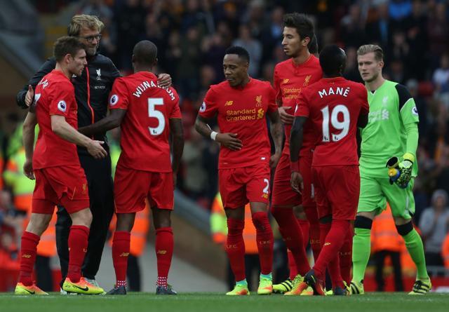Liverpool's German manager Jurgen Klopp (2L) congratulates his players. (AFP Photo) Liverpool's German manager Jurgen Klopp (2L) congratulates his players. (AFP Photo)
