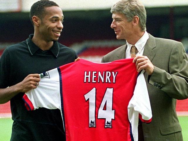 Arsenal's French striker Thierry Henry (L) holding up his shirt with manager Arsene Wenger in London. (AFP File Photo)