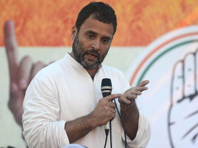 Congress vice-president Rahul Gandhi interacts with a farmer during a Khaat Sabha at Tewa village in Kaushambi district, Uttar Pradesh.(AFP File Photo)