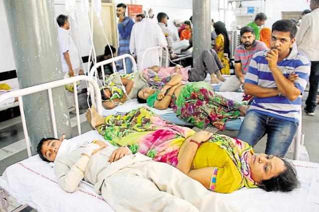 Two patients sharing a bed in the hospital. (Manoj Dhaka/HT Photo)
