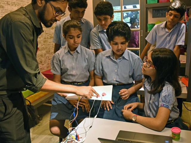 Students of RN Podar school, Santacruz learn new techniques.(Pratham Gokhale/HT PHOTO)
