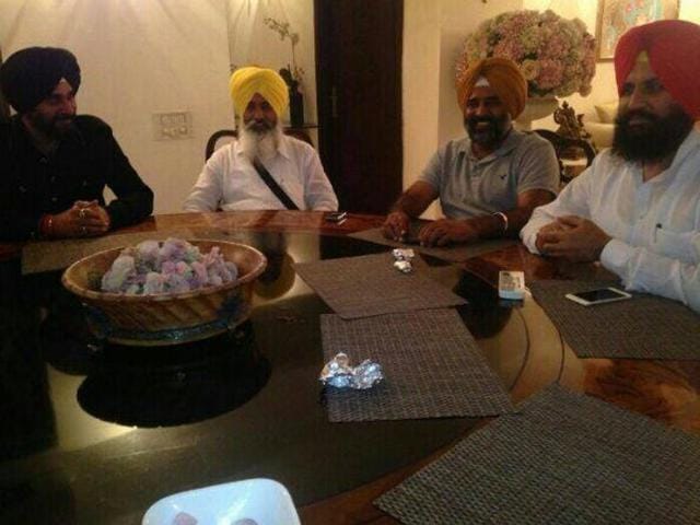 Navjot Sidhu with Balwinder Bains, Pargat Singh and Simarjeet Bains at his residence in Delhi on Sunday night.(Photo: Facebook) Navjot Sidhu with Balwinder Bains, Pargat Singh and Simarjeet Bains at his residence in Delhi on Sunday night.(Photo: Facebook)