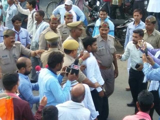 A man was detailed for hurling a shoe at Congress vice-president Rahul Gandhi in Sitapur, Uttar Pradesh.(ANI Photo)