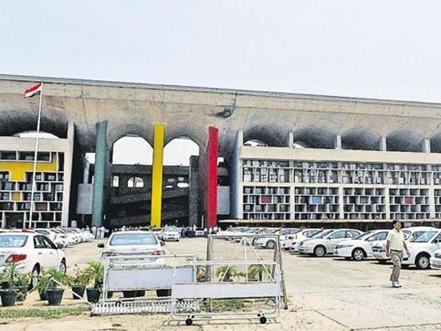 Unsavoury row: High court’s registrar general takes offence to Chandigarh chief architect’s ‘impolite’ language in communication regarding renovation work(HT File) Unsavoury row: High court’s registrar general takes offence to Chandigarh chief architect’s ‘impolite’ language in communication regarding renovation work(HT File)