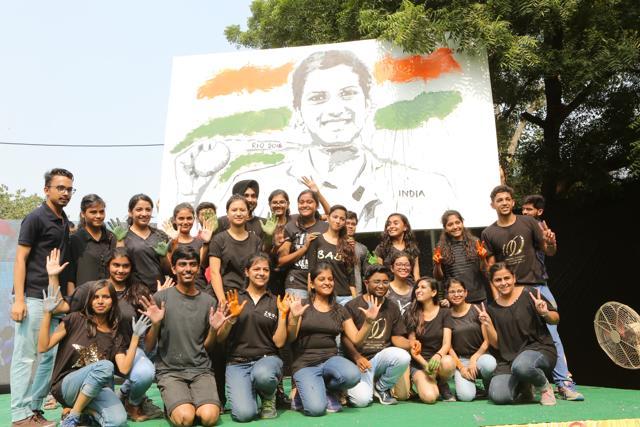 The members of Melange, the Fine Arts Society, live painted a portrait of P V Sindhu. (Manoj Verma/HT)