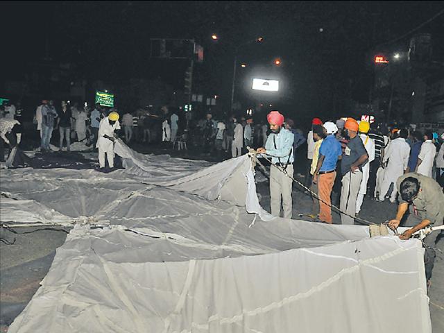 Protesters removing their tents from Kapurthala Chowk after ending the blockade in Jalandhar on Sunday. (Sikander Singh Chopra/HT) Protesters removing their tents from Kapurthala Chowk after ending the blockade in Jalandhar on Sunday. (Sikander Singh Chopra/HT)