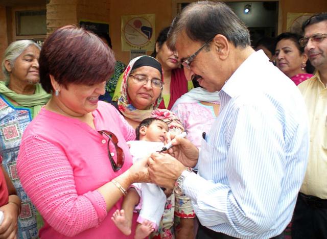Civil surgeon Dr Pradeep Chawla administering polio drops to a child in Amritsar on Sunday. (HT Photo)