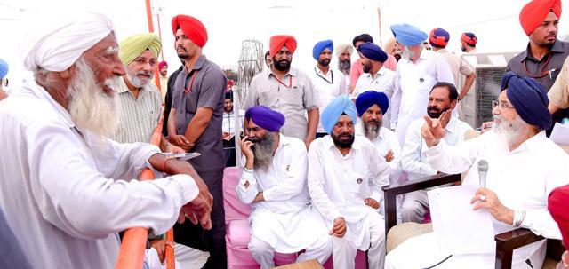 Punjab CM Parkash Singh Badal during the sangat darshan in Lambi on Monday. (HT Photo) Punjab CM Parkash Singh Badal during the sangat darshan in Lambi on Monday. (HT Photo)