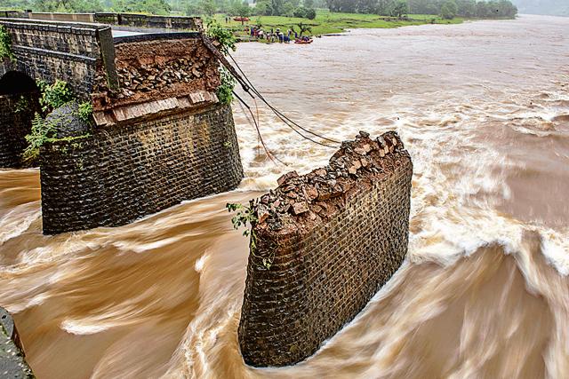 Two state transport buses and a private vehicle were swept away after the British-era bridge on the Savitri river collapsed on August 3, late in the night.(HT file photo) Two state transport buses and a private vehicle were swept away after the British-era bridge on the Savitri river collapsed on August 3, late in the night.(HT file photo)