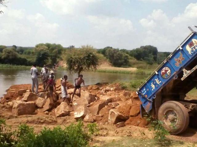 Building material for construction of a bridge on Bhainsavat river in Karauli was unloaded on the river bank on Saturday.(HT Photo) Building material for construction of a bridge on Bhainsavat river in Karauli was unloaded on the river bank on Saturday.(HT Photo)