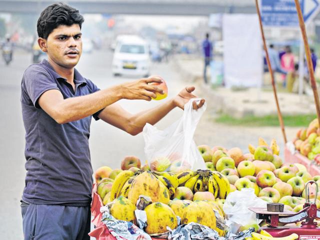 Use and sale of plastic bags has been banned in the city for the last five years but nothing has changed on the ground.(Parveen Kumar/HT Photo)