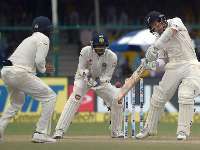 India's wicket keeper Wridhiman Saha (C) watches as New Zealand's B. J. Watling (R) plays a shot. (AFP Photo)