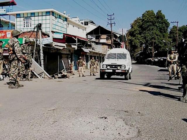 Security personnel on the vigil following the imposition of curfew in Kishtwar area of Doda district in Jammu and Kashmir.(PTI Photo) Security personnel on the vigil following the imposition of curfew in Kishtwar area of Doda district in Jammu and Kashmir.(PTI Photo)