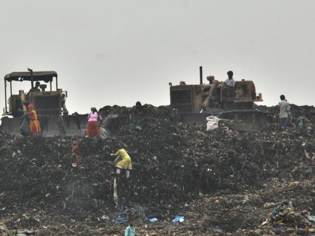 The Brihanmumbai Municipal Corporation turned to Indian Institute of Technology, Bombay, to suggest measures to prevent fires at the Deonar dumping ground.(HT FILE PHOTO)
