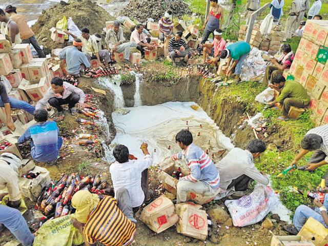 Sources said 3,800 crates of beer were kept at the warehouse on Mandla road for over six months after which excise officials found that the bottles had expired dates.(HT photo)