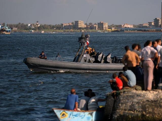 Rescue workers arrive on a boat carrying bodies of migrants, during a search operation after a boat carrying migrants capsized in the Mediterranean, along the shore in the Egyptian port city of Rosetta.(AFP Photo) Rescue workers arrive on a boat carrying bodies of migrants, during a search operation after a boat carrying migrants capsized in the Mediterranean, along the shore in the Egyptian port city of Rosetta.(AFP Photo)