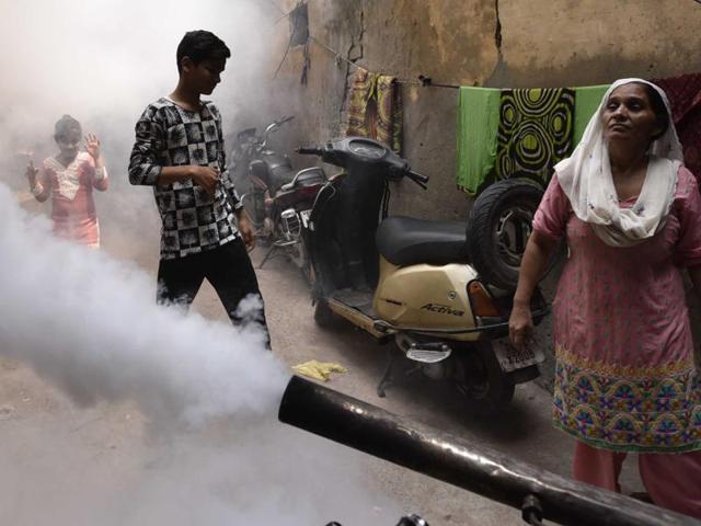 Municipal Corporation of Delhi (MCD) workers carrying out fumigation to curb the spread of dengue and chikungunya at Khureji in East Delhi.(Arun Sharma/Hindustan Times) Municipal Corporation of Delhi (MCD) workers carrying out fumigation to curb the spread of dengue and chikungunya at Khureji in East Delhi.(Arun Sharma/Hindustan Times)