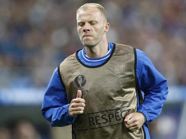 Iceland's Eidur Gudjohnsen warms up during the game.(REUTERS) Iceland's Eidur Gudjohnsen warms up during the game.(REUTERS)