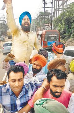 Sanitation workers protesting in Ludhiana on Sunday. (HT Photo)