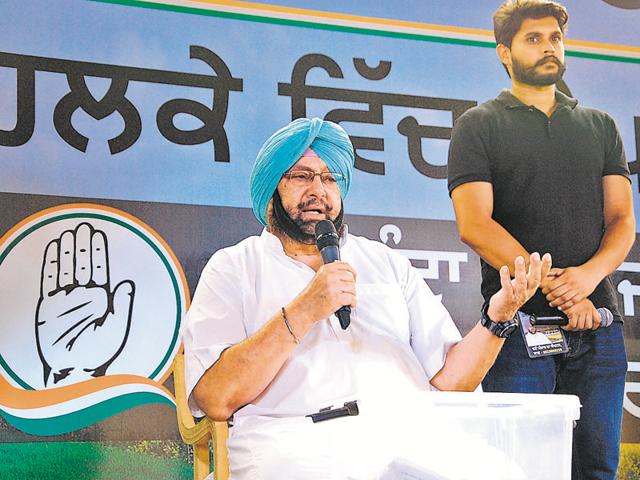 PPCC president Capt Amarinder Singh during the Halke vich Captain program in Garhshankar on Sunday.(HT Photo) PPCC president Capt Amarinder Singh during the Halke vich Captain program in Garhshankar on Sunday.(HT Photo)
