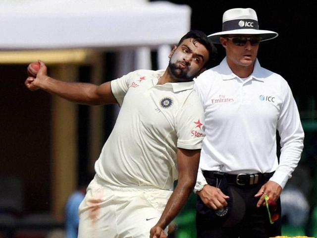 Indian cricket team player Ravichandran Ashwin and Murali Vijay celebrates the victory over New Zealand.(Ajay Aggarwal/HT PHOTO)