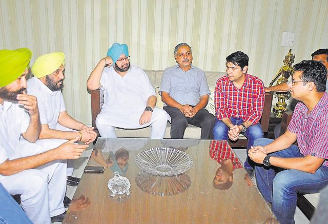 Capt Amarinder Singh offering condolences to the family members of slain state vice-president of RSS Jagdish Gagneja at their residence in Jalandhar Cantt on Sunday. (Pardeep Pandit/HT Photo) Capt Amarinder Singh offering condolences to the family members of slain state vice-president of RSS Jagdish Gagneja at their residence in Jalandhar Cantt on Sunday. (Pardeep Pandit/HT Photo)