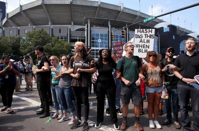 People gather outside the football stadium as the NFL's Carolina Panthers host the Minnesota Vikings, to protest the police shooting of Keith Scott. (Reuters) People gather outside the football stadium as the NFL's Carolina Panthers host the Minnesota Vikings, to protest the police shooting of Keith Scott. (Reuters)