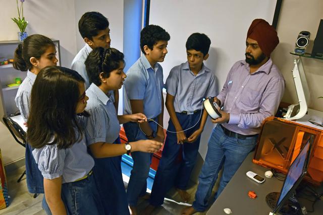Students of RN Podar school, Santacruz, learn new techniques. (Pratham Gokhale/HT PHOTO)